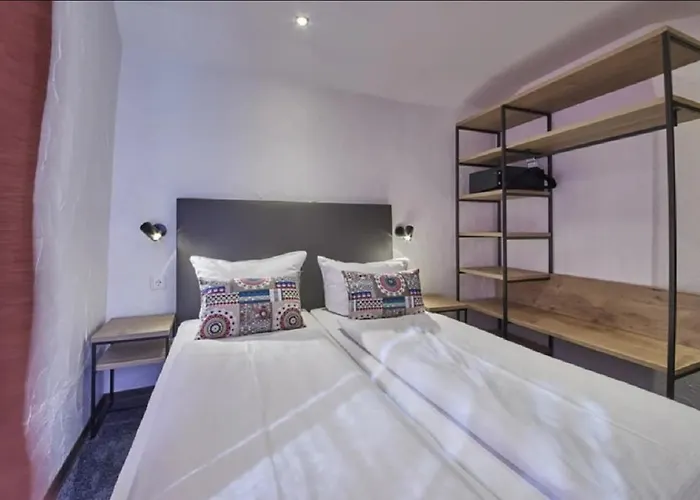 Gaestehaus Zur Traube 3* 瑞尔